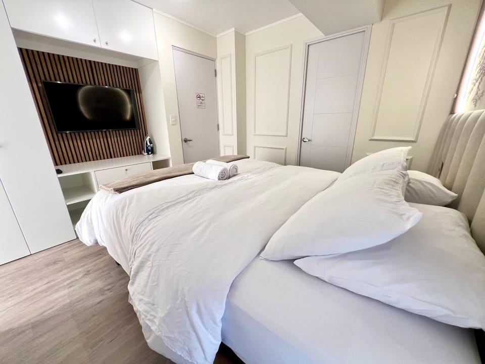 Bed, TV and multimedia, Photo of the whole room, Bedroom, towels, wardrobe