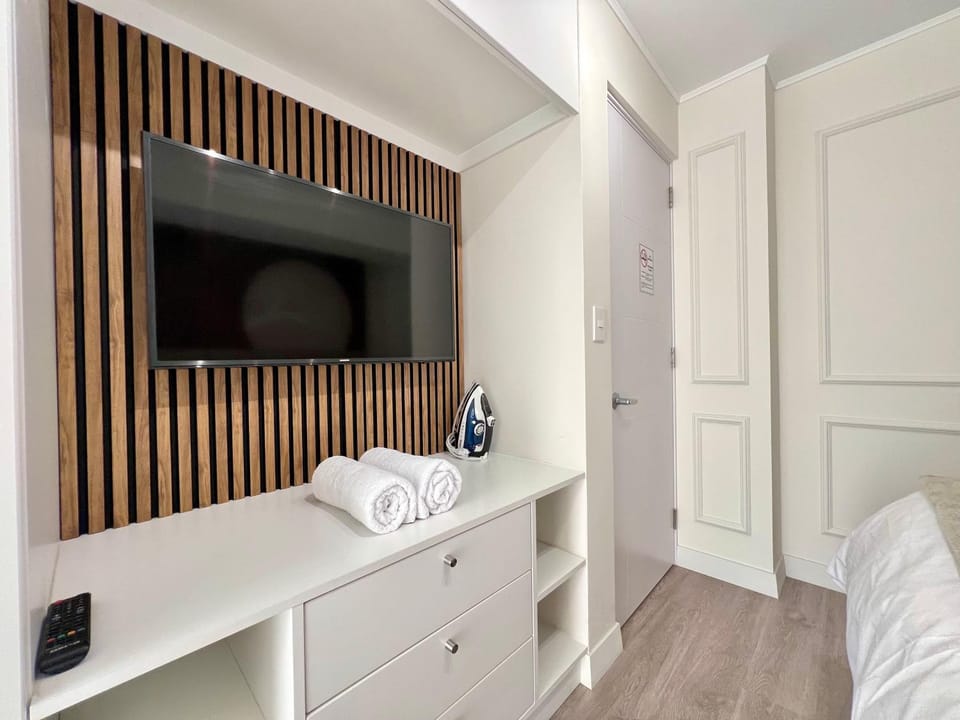 Bed, TV and multimedia, Photo of the whole room, Bedroom, towels, wardrobe