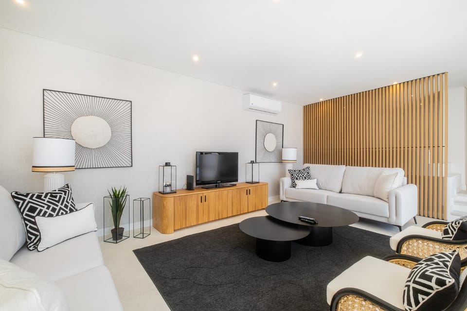 Villa Veiga - Luxury modern design with large beautiful garden House in Guia