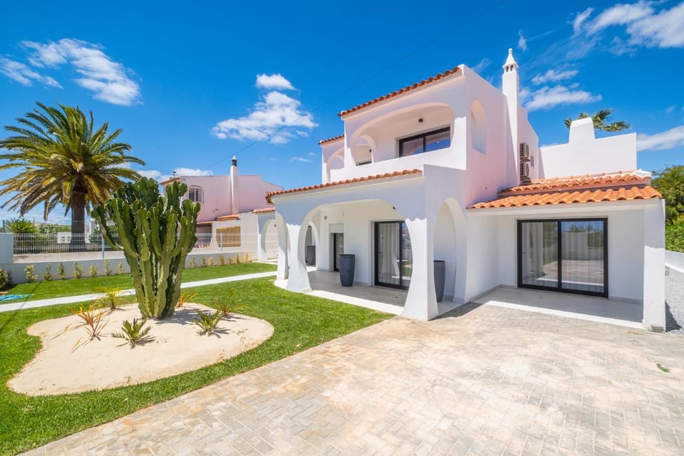 Villa Veiga - Luxury modern design with large beautiful garden House in Guia