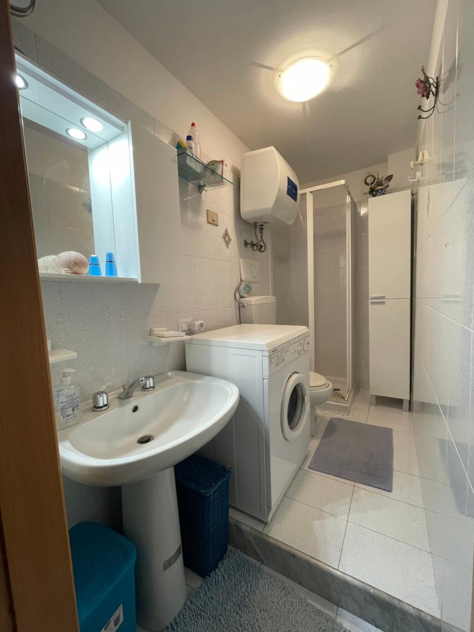Shower, Toilet, Bathroom, towels, washing machine