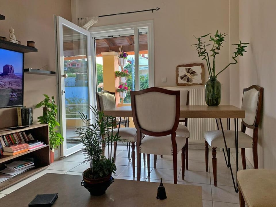 TV and multimedia, Living room, Seating area, Dining area