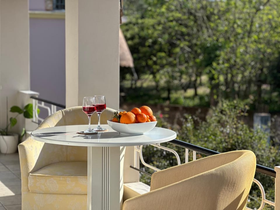 Spring, Day, Garden, View (from property/room), Balcony/Terrace, Food and drinks, Seating area, Dining area, Garden view, Drinks, Alcoholic drinks