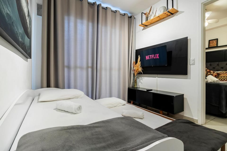 Bed, TV and multimedia, Living room, towels