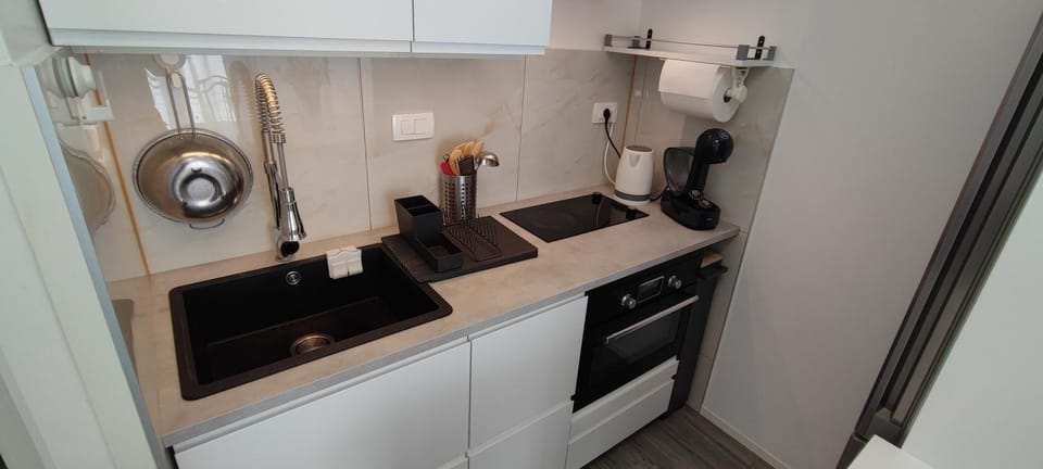 Coffee/tea facilities, Kitchen or kitchenette, stove