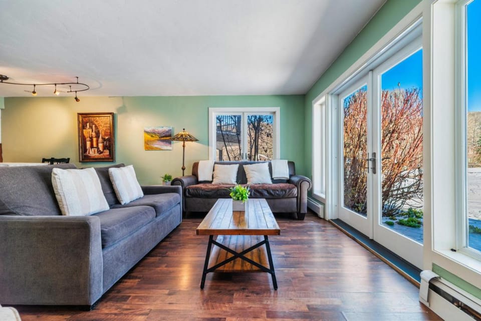 Cozy Secluded EagleVail 2 bed 2 bathroom On Golf Course House in Eagle County
