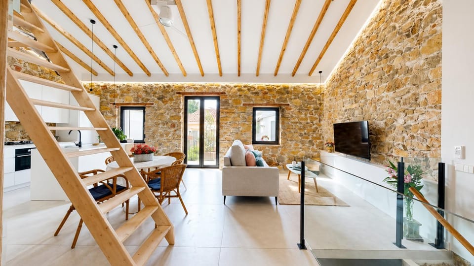 Property building, TV and multimedia, Kitchen or kitchenette, Living room, Seating area, Dining area