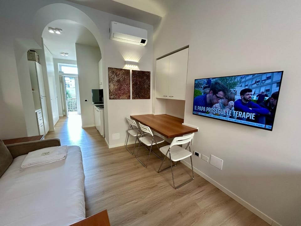 TV and multimedia, Kitchen or kitchenette, Photo of the whole room, Seating area, Bedroom