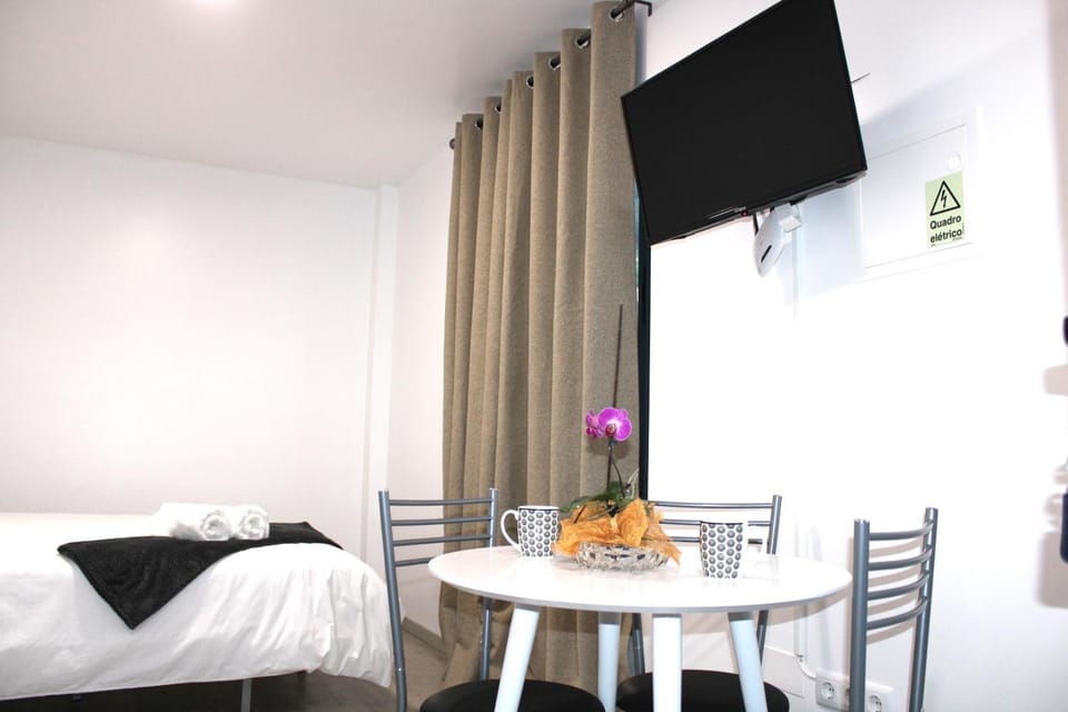 Bed, TV and multimedia, Bedroom