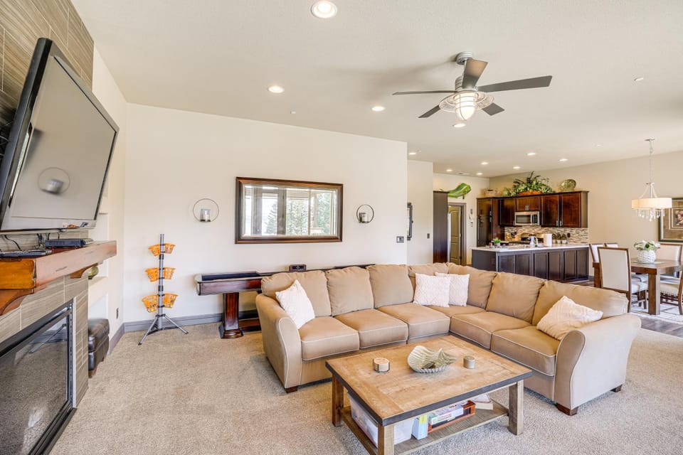 Fire Pit and Views Serene Lake Almanor Retreat House in Lake Almanor