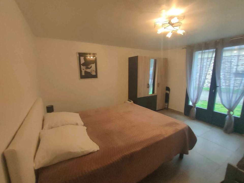 Bed, Photo of the whole room, Bedroom