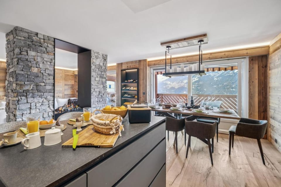 Kitchen or kitchenette, Living room, Food and drinks, Seating area, Dining area, Food, Breakfast, Continental breakfast