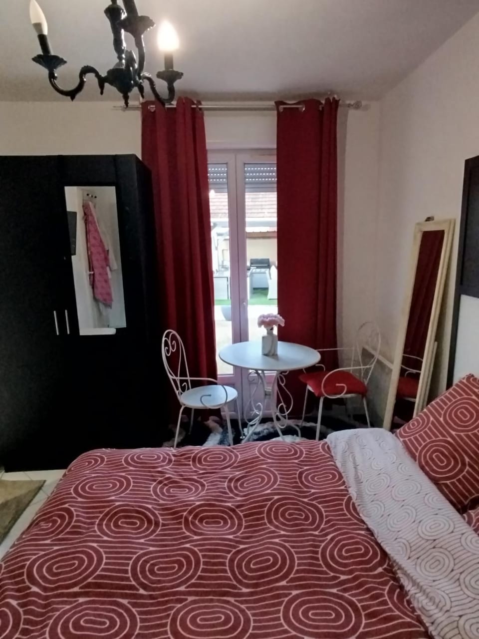 Rose Apartment in Île-de-France