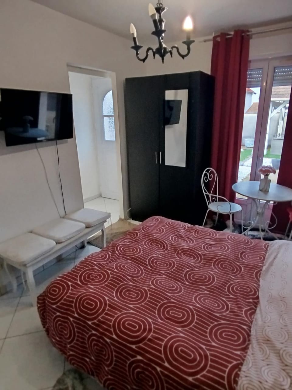 Rose Apartment in Île-de-France