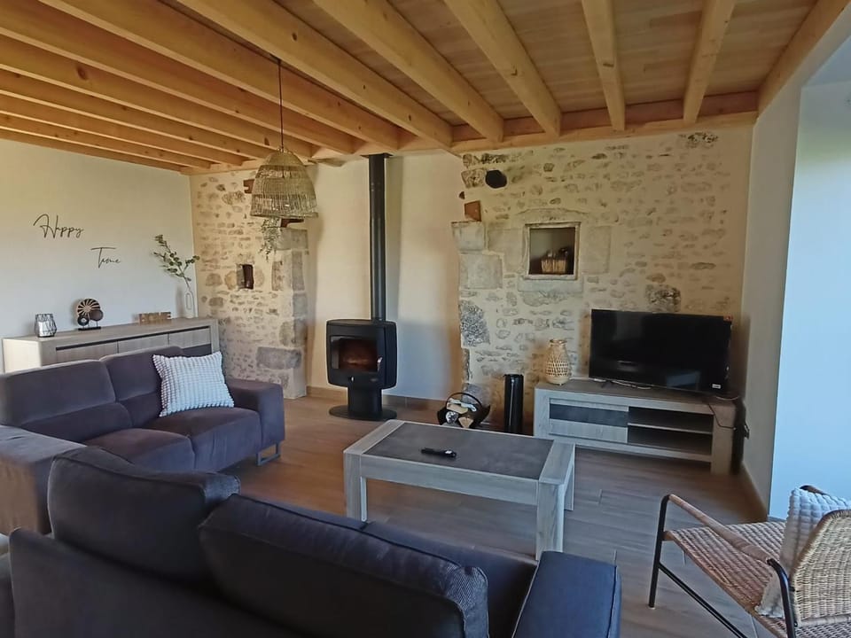 Gîte calme avec wifi et piscine partagée en pleine nature - FR-1-410-466 House in Pays de la Loire