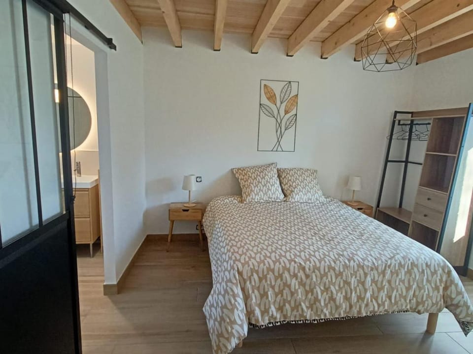 Gîte calme avec wifi et piscine partagée en pleine nature - FR-1-410-466 House in Pays de la Loire