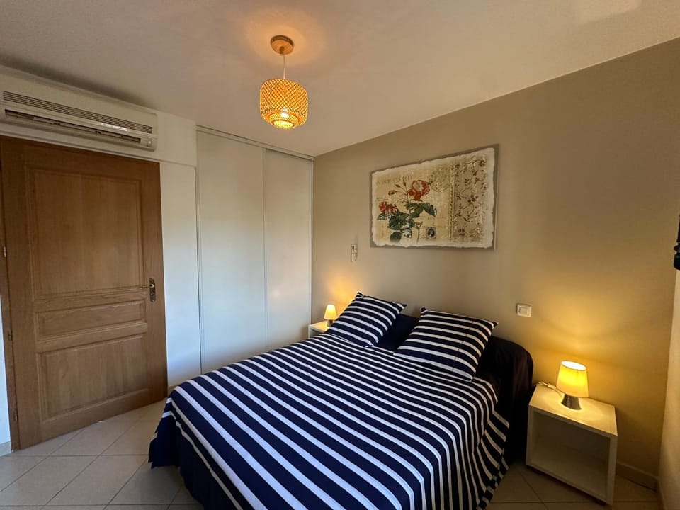 Bedroom, wardrobe, air conditioner
