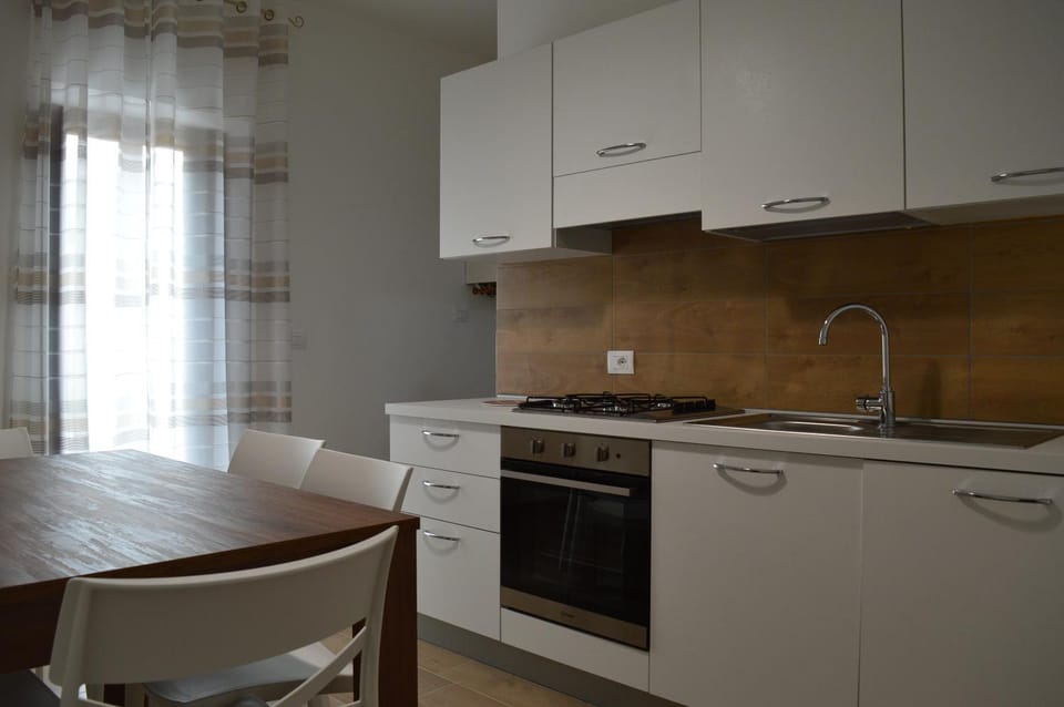 Kitchen or kitchenette, Dining area, dishwasher, oven, stove