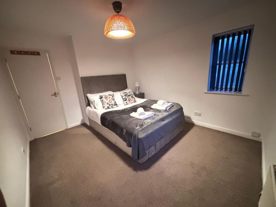 Luxury One-Bedroom House with Free Parking Apartment in Slough