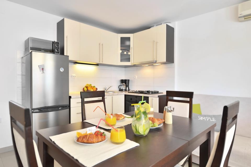 Kitchen or kitchenette, Food and drinks, Dining area