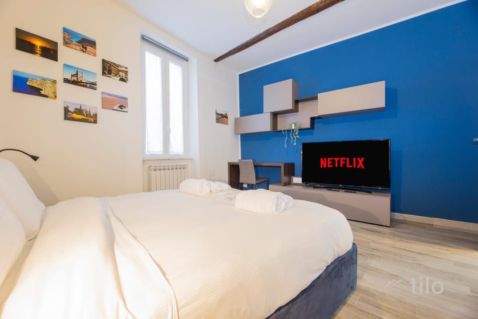 TV and multimedia, Photo of the whole room, Bedroom, Text overlay