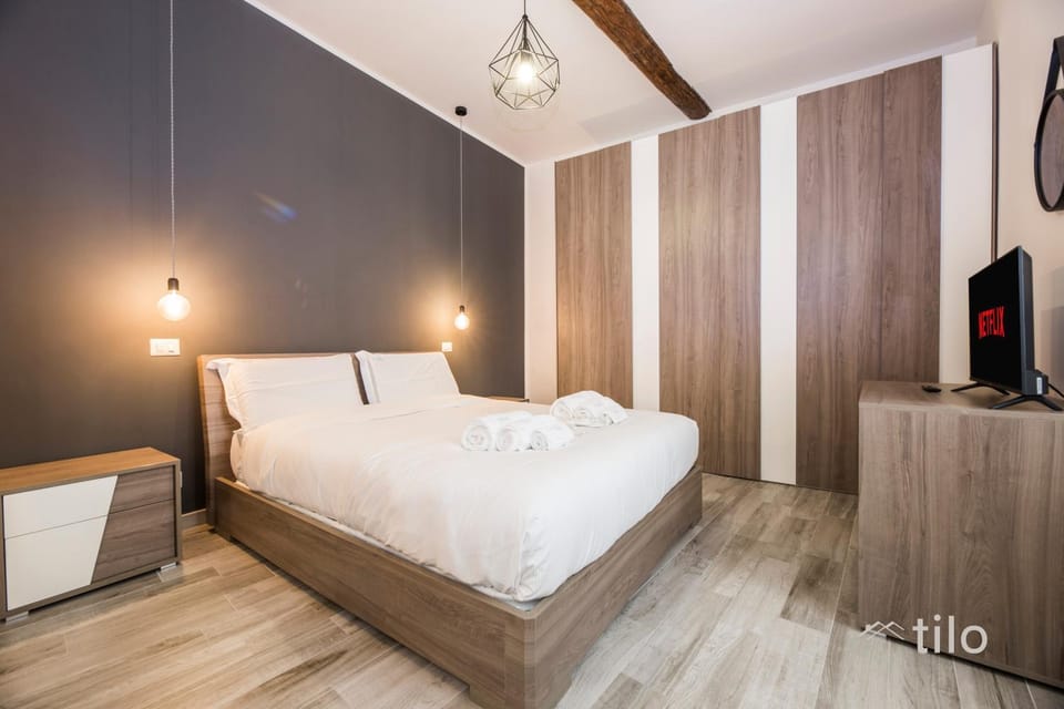 Bed, TV and multimedia, Evening entertainment, Bedroom, hair dresser