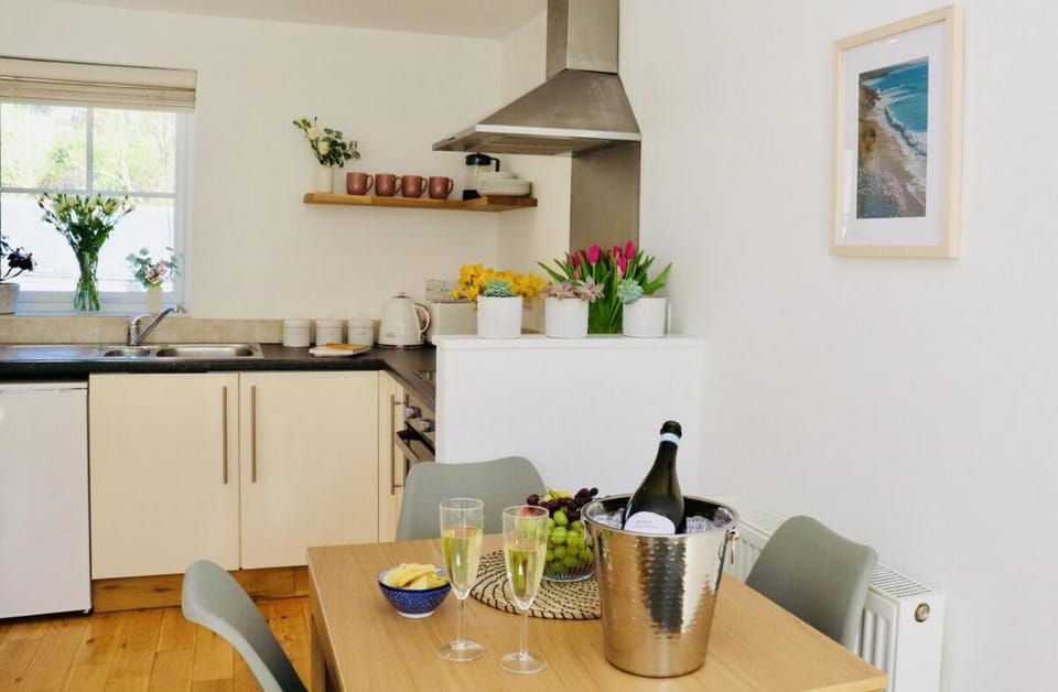 Kitchen or kitchenette, Food and drinks, Dining area