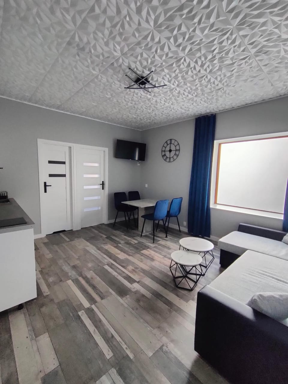 TV and multimedia, Kitchen or kitchenette, Living room, Seating area, wardrobe