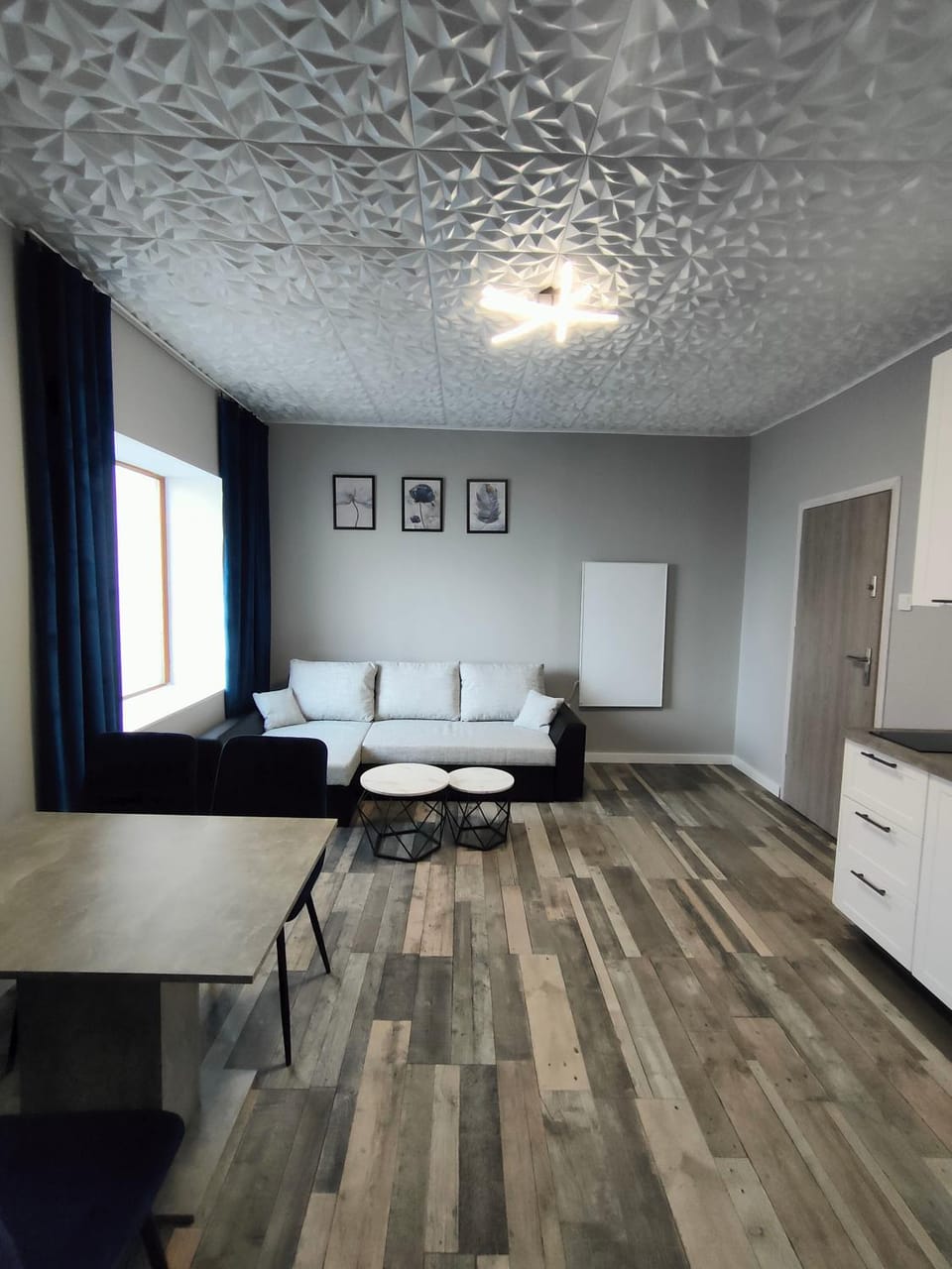 Kitchen or kitchenette, Living room, Seating area, Dining area