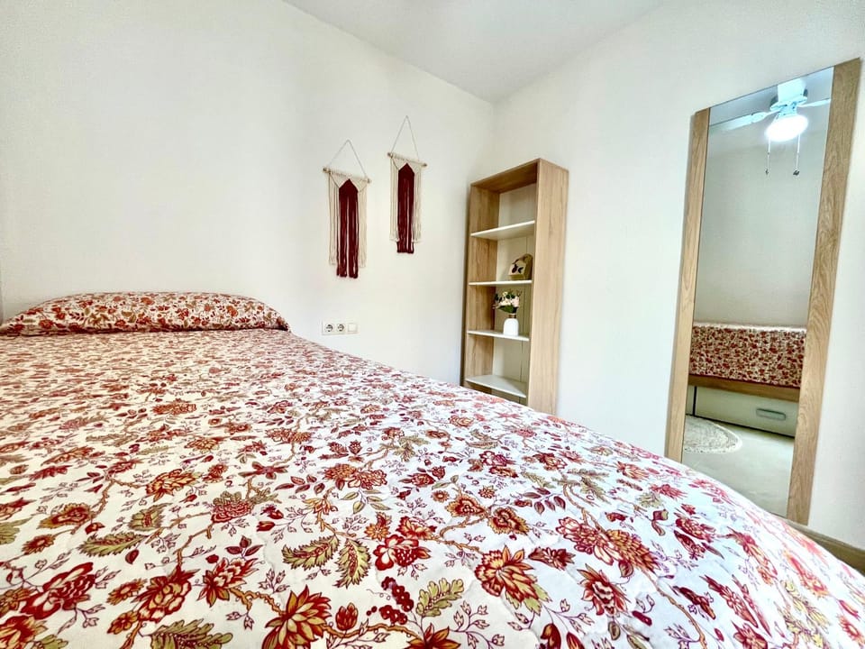 Bed, Photo of the whole room, Bedroom, air conditioner