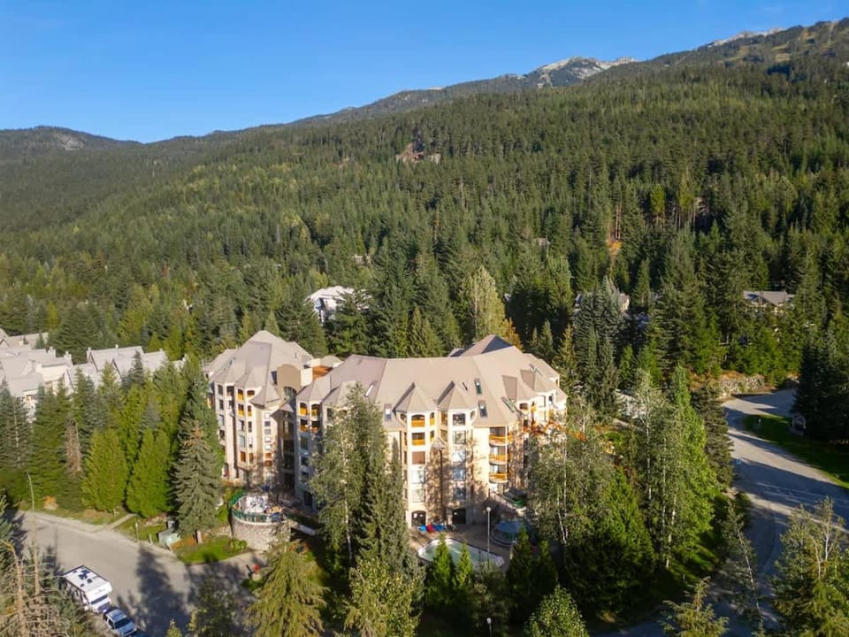 Luxury 2-Bed Whistler Village Apartment in Whistler