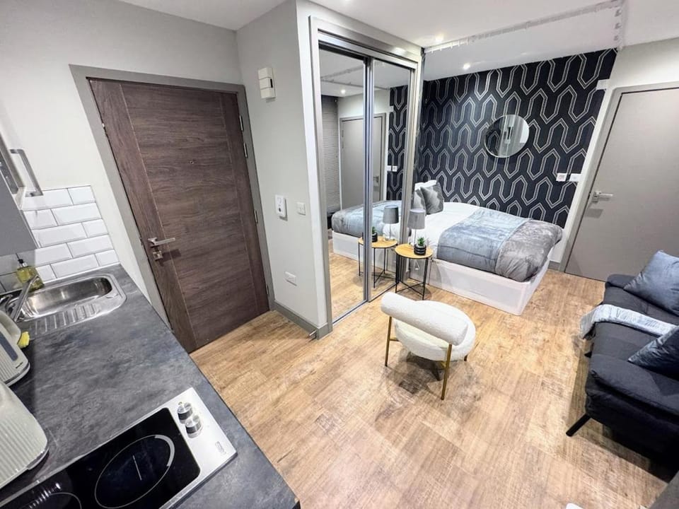 Luxury Studio Suite Town Centre Short Stay Apartment in Maidstone