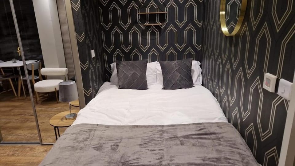 Luxury Studio Suite Town Centre Short Stay Apartment in Maidstone