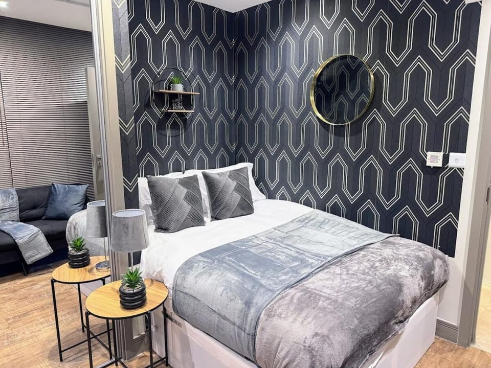 Luxury Studio Suite Town Centre Short Stay Apartment in Maidstone