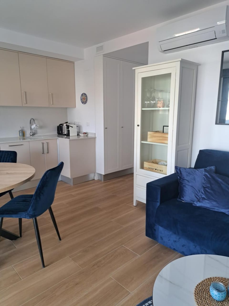 Kitchen or kitchenette, Living room, Dining area