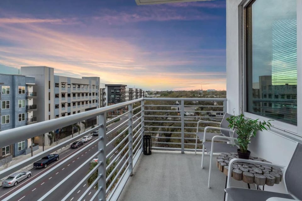 Spacious 2BR Retreat Perfect for Tropicana Events Apartment in St Petersburg