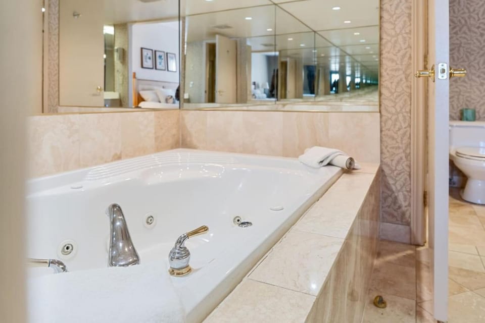 Resort Style with Balcony Hot Tub and Full Kitchen Apartment in New York