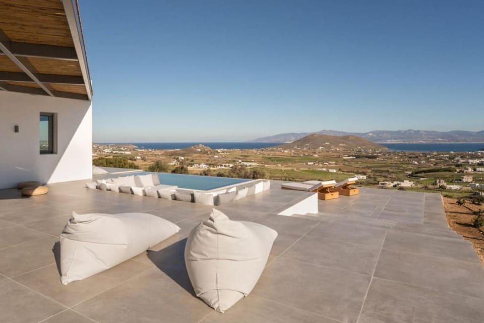 Day, Natural landscape, Balcony/Terrace, Seating area, Sea view, Swimming pool, sunbed