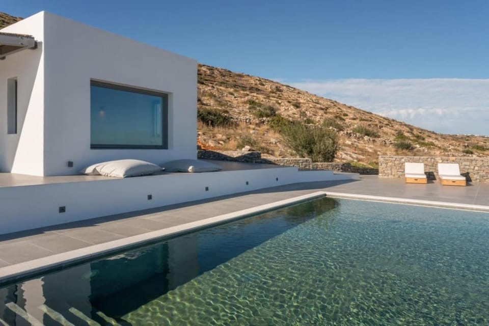 Property building, Swimming pool, sunbed