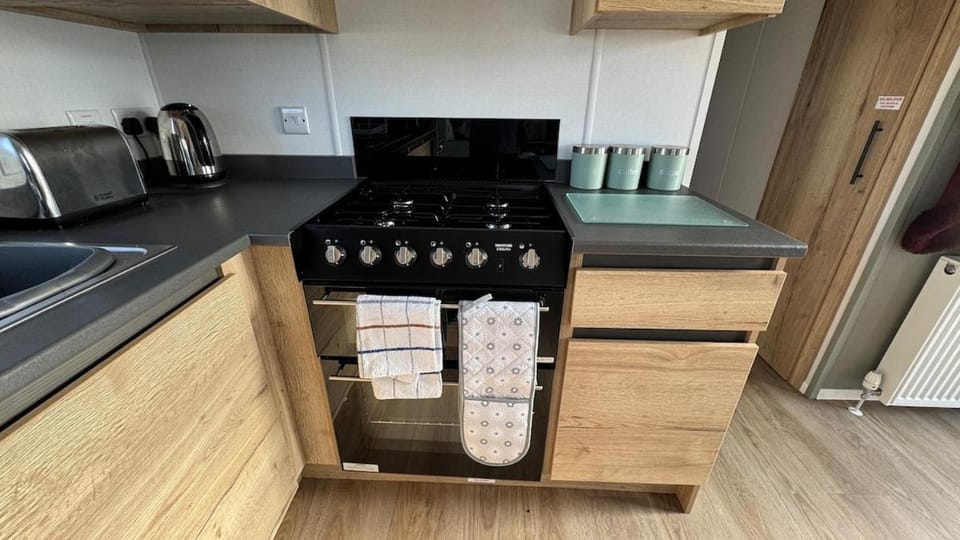 Kitchen or kitchenette, oven, stove
