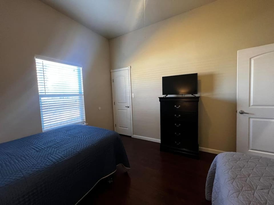 Bed, TV and multimedia, Photo of the whole room, Evening entertainment, Bedroom, wardrobe