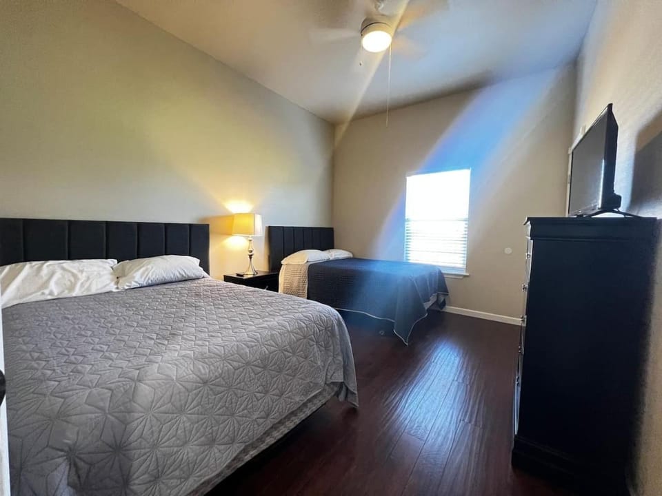 Bed, TV and multimedia, Photo of the whole room, Bedroom