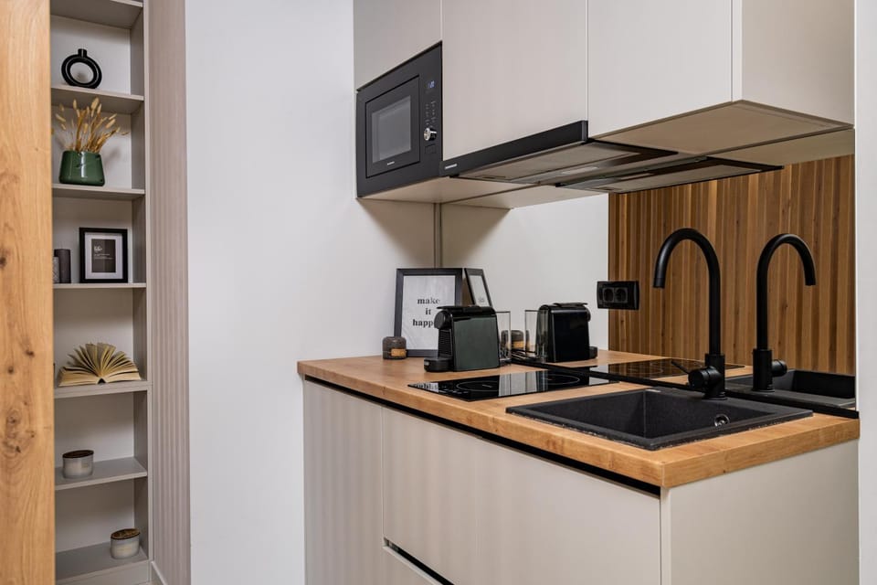 Coffee/tea facilities, Kitchen or kitchenette, stove