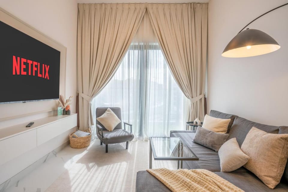 TV and multimedia, Living room, Seating area, Evening entertainment