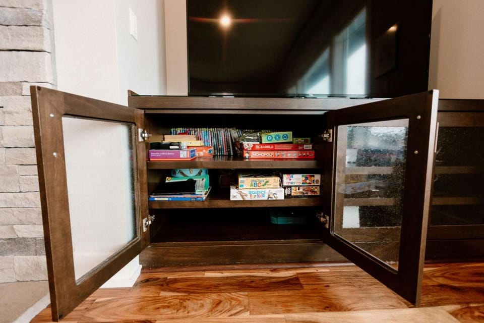 Ocean Views, Spacious Getaway, 5BR, Hot Tub, Sleeps 16 House in Devils Lake