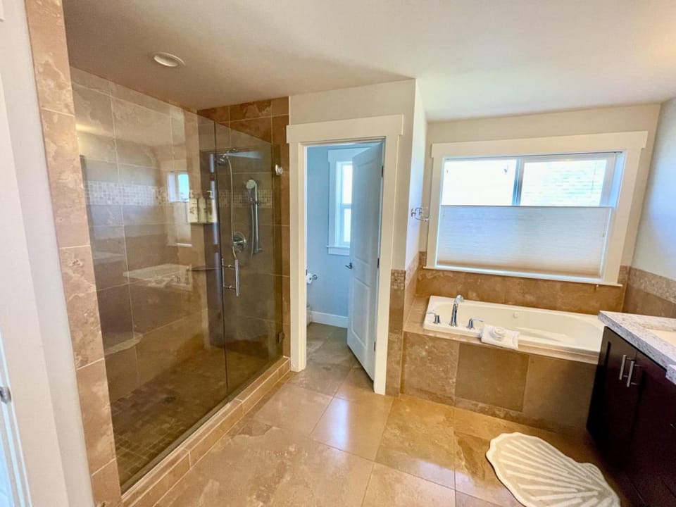 Ocean Views, Spacious Getaway, 5BR, Hot Tub, Sleeps 16 House in Devils Lake