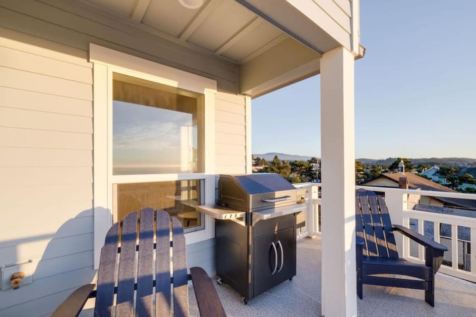 New construction in 2025, Ocean View, Hot Tub, Arcade, Sleeps 20 House in Devils Lake