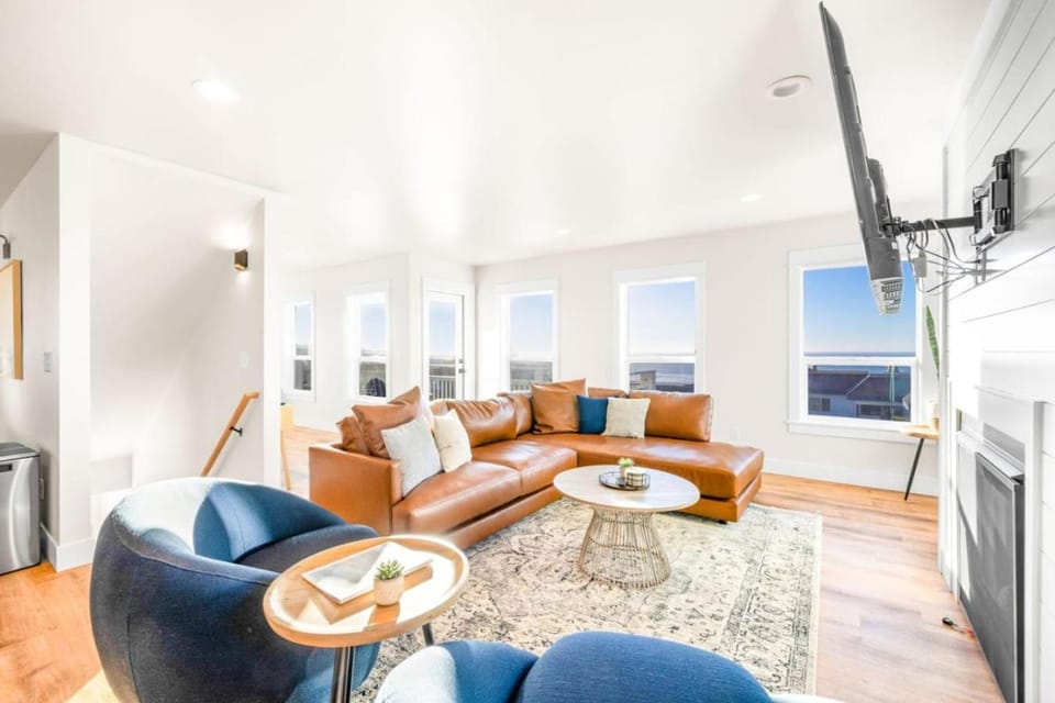 New construction in 2025, Ocean View, Hot Tub, Arcade, Sleeps 20 House in Devils Lake