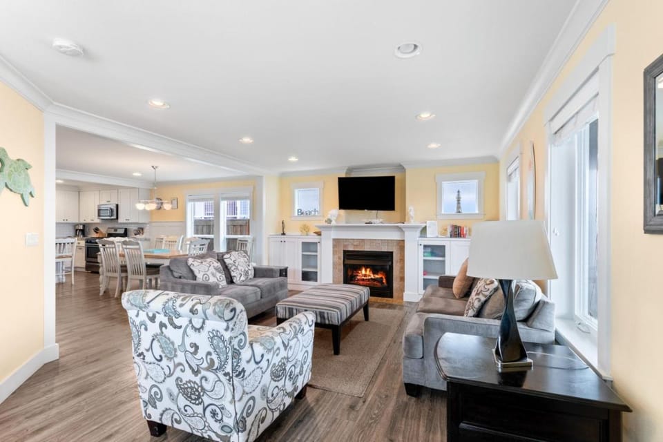 Ocean View, Hot Tub, Sleeps 10 House in Devils Lake