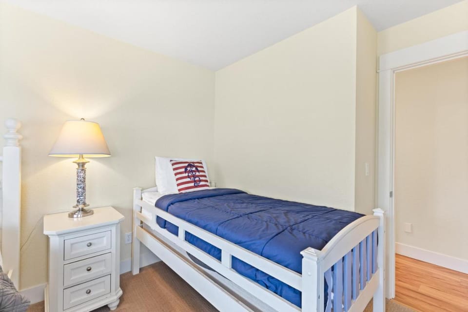 Blue Marlin, Arcade, Hot Tub, Sleeps 10 House in Devils Lake